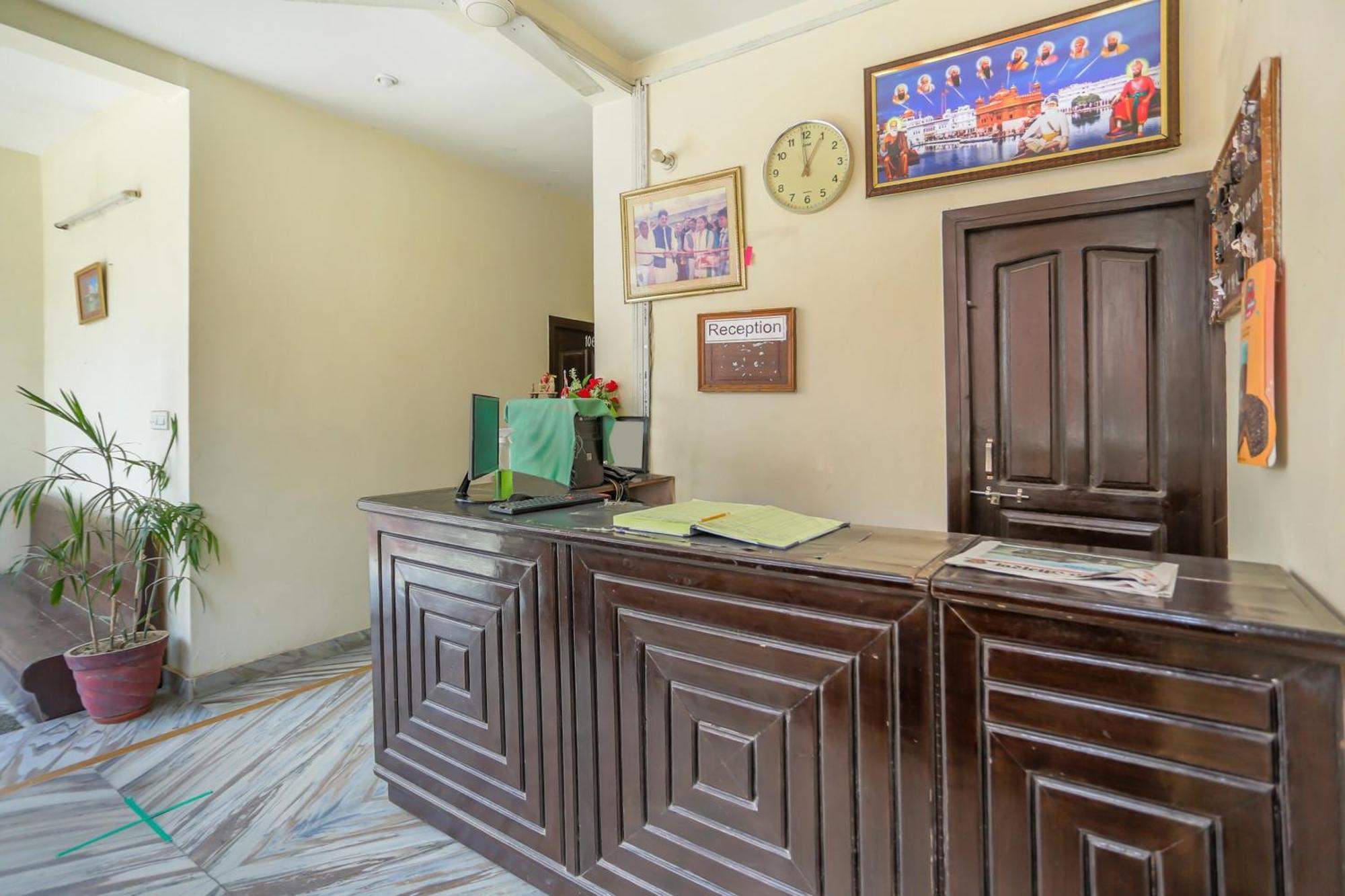 Capital O 81098 Hotel Royal Panjab Bijnaur Bagian luar foto