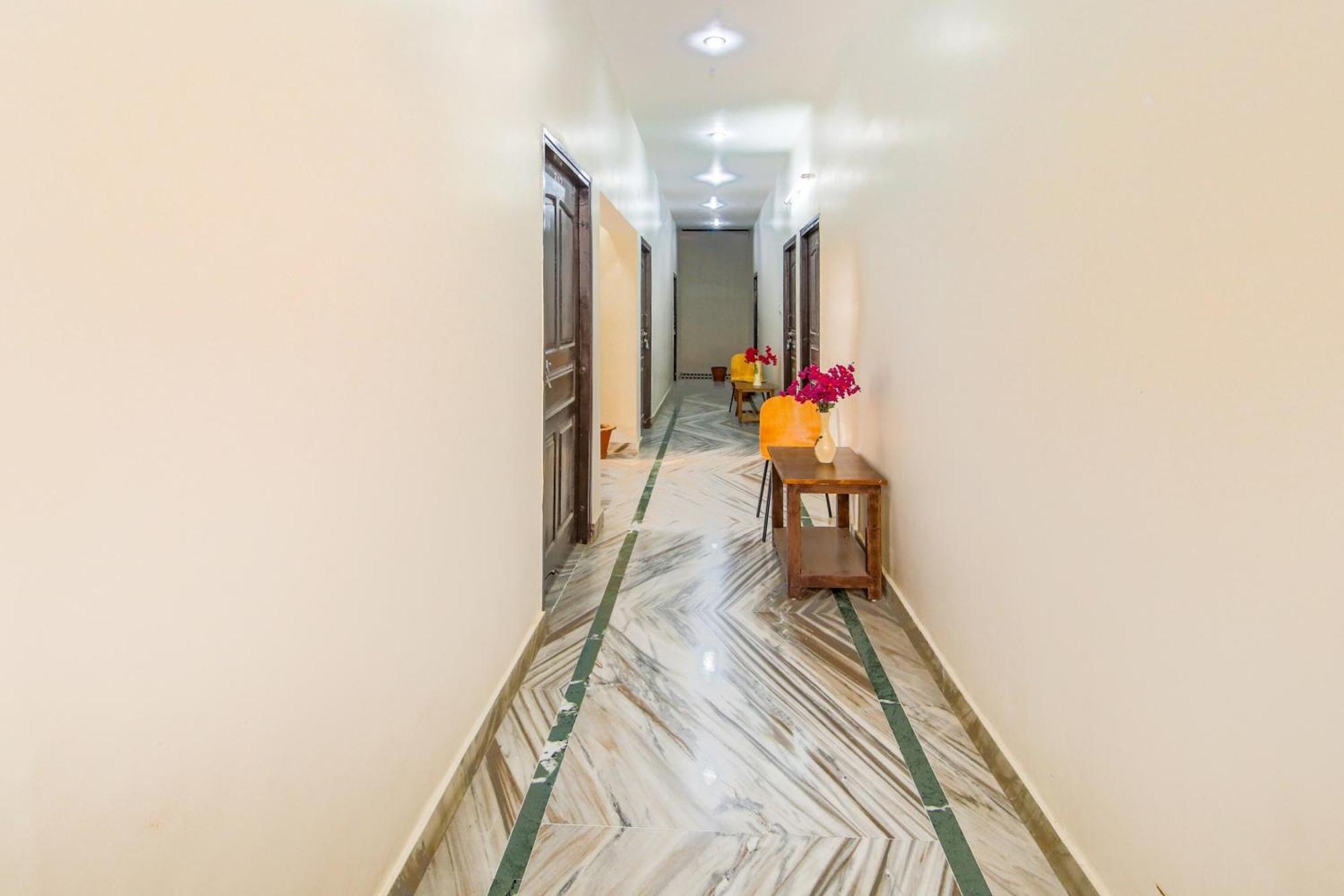 Capital O 81098 Hotel Royal Panjab Bijnaur Bagian luar foto