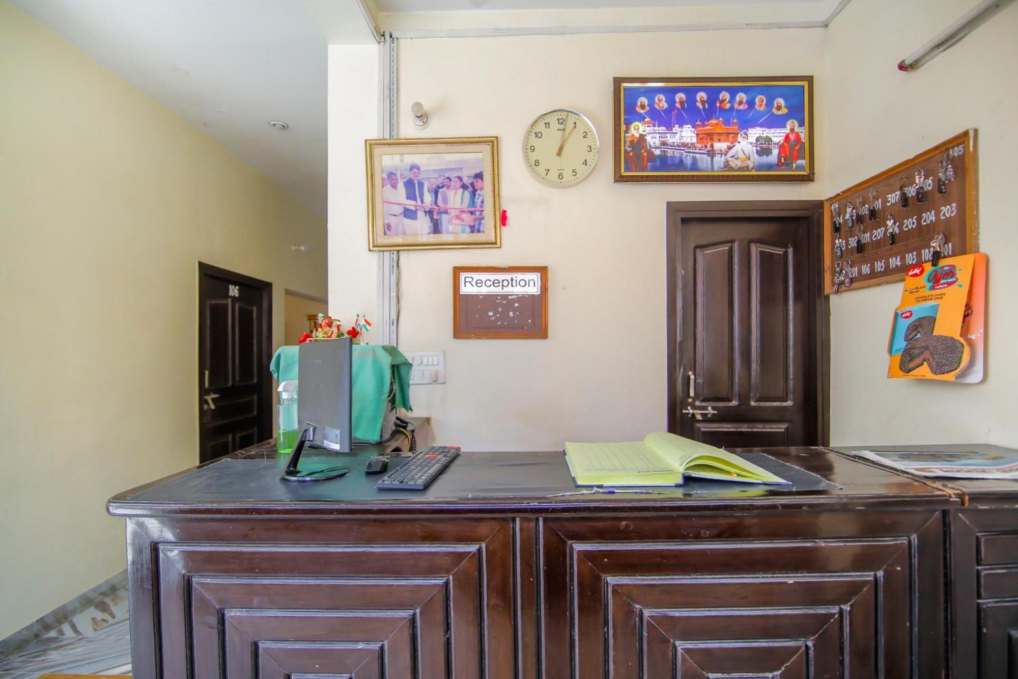 Capital O 81098 Hotel Royal Panjab Bijnaur Bagian luar foto