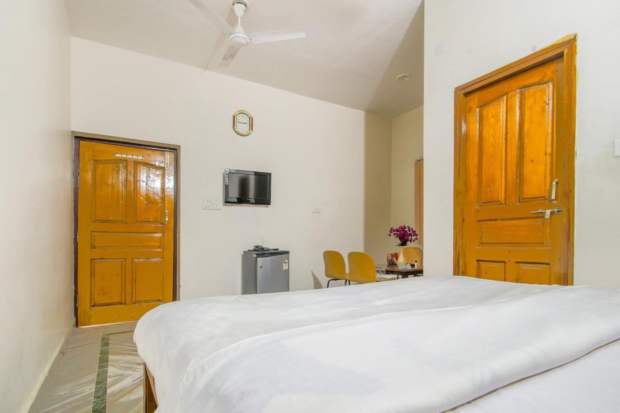 Capital O 81098 Hotel Royal Panjab Bijnaur Bagian luar foto